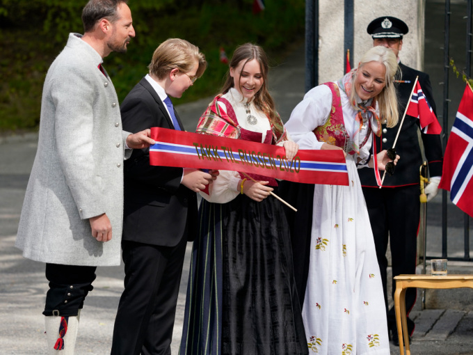 The Crown Prince and Crown Princess and their family gave a special banner to upper secondary school graduates – in recognition of how well they have followed the infection prevention guidelines during their graduation celebrations. Photo: Lise Åserud, NTB scanpix.